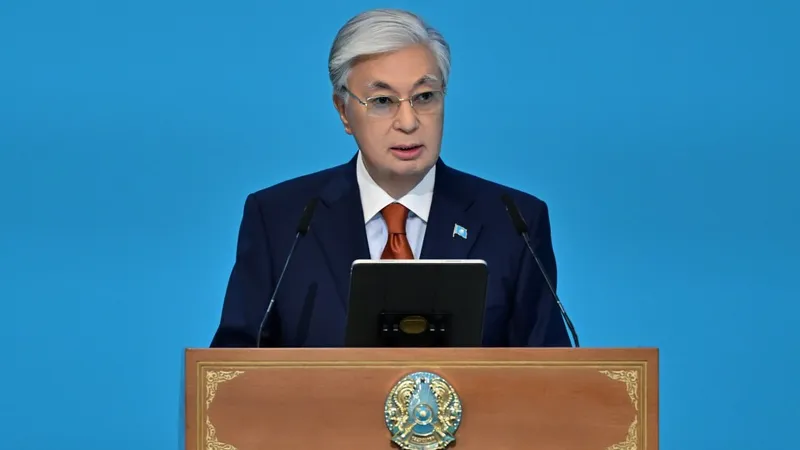 2026 жылдың 26 тамызында Мемлекет басшысы Қасым-Жомарт Тоқаев Республикалық тамыз конференциясының пленарлық отырысында сөз сөйлеп, ұстаздар қауымын дәстүрлі жиынның ашылуымен құттықтады, деп хабарлайды Zakon.kz., сурет - Zakon.kz жаңалық 26.08.2026 14:01