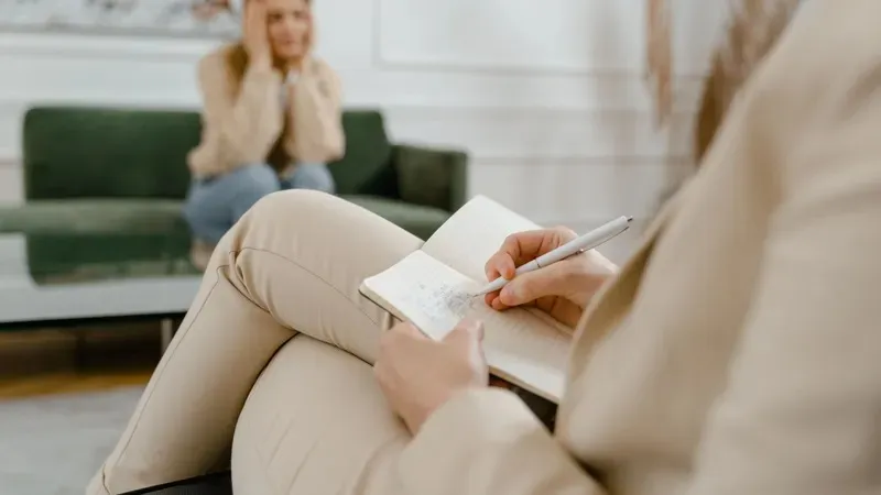 ҚР Еңбек және халықты әлеуметтік қорғау министрлігі психологтердің қызметіне қойылатын бірыңғай талаптарды айқындайтын кәсіби стандарт жобасын әзірледі, деп хабарлайды Zakon.kz., сурет - Zakon.kz жаңалық 27.08.2026 13:19