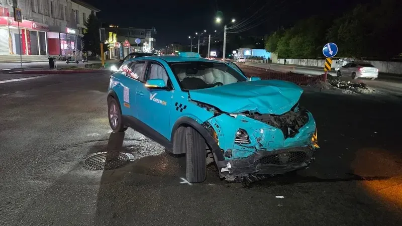 Алматыда BMW таксимен соқтығысып, гүлзарға кіріп кетті