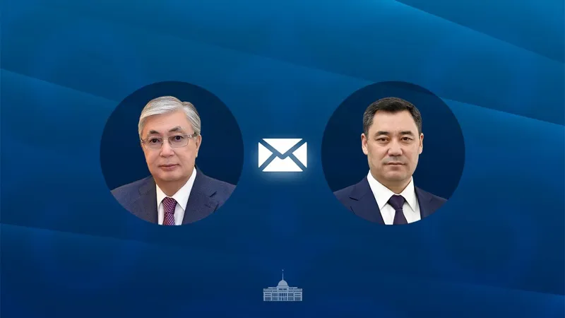 Қасым-Жомарт Тоқаев Садыр Жапаровты Қырғызстанның Тәуелсіздік күнімен құттықтады   Мемлекет басшысы Қырғызстан Тәуелсіздігіне 35 жыл толуына орай Президент Садыр Жапаровқа құттықтау жеделхатын жолдады.   – Бұл айтулы мереке қырғыз халқының еркіндікке, дербестік пен тәуелсіздікке ұмтылысын айшықтайды. Осы жылдар ішінде Қырғызстан ел болып еңсе тіктеуден бастап, орнықты дамуға дейінгі жолды абыроймен еңсерді. Мемлекеттіліктің іргесін бекітіп, бай рухани мұрасын сақтап қалды. Халықаралық аренада беделді елге айналды. Бұған Қырғыз Республикасының 2027-2028 жылдары БҰҰ Қауіпсіздік Кеңесінің тұрақты емес мүшесі болып сайлануы жарқын мысал бола алады, – деп жазылған құттықтауда.   Жеделхатта елдерімізді ғасырлардан тамыр тартатын достық пен тату көршілікке негізделген бауырластық қарым-қатынас байланыстыратыны атап өтілген. Президент стратегиялық серіктестік пен одақтастық қос халықтың игілігі жолында қарқынды түрде нығая беретініне сенім білдірді.   Қасым-Жомарт Тоқаев Садыр Жапаровтың жауапты мемлекеттік қызметіне табыс, ал бауырлас қырғыз халқына құт-береке тіледі.