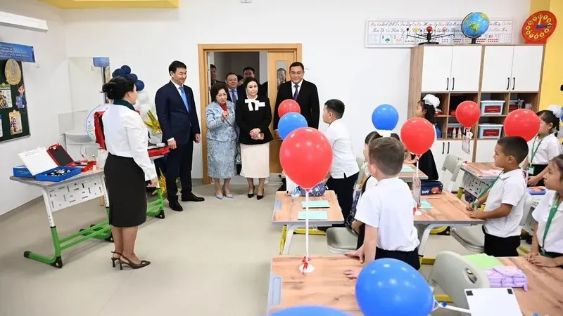 Алматыда 32 мыңнан астам бала алғаш рет мектеп табалдырығын аттады, сурет - Zakon.kz жаңалық 01.09.2026 11:52