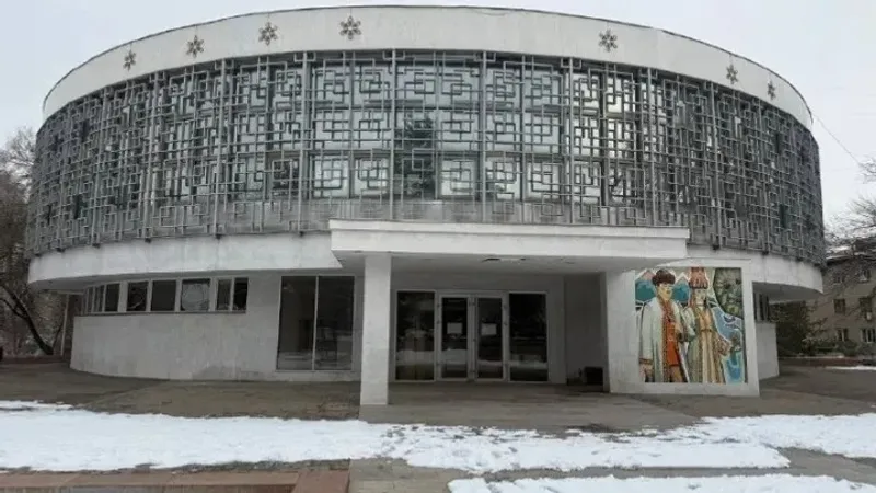 Алматыда "Жас Отау" неке сарайына жүргізіліп жатқан жөндеу жұмыстары уақытша тоқтатылды, деп хабарлайды Zakon.kz., сурет - Zakon.kz жаңалық 02.09.2026 13:47