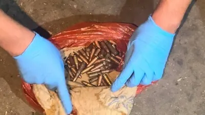 Шығыс Қазақстан облысының полицейлері Ұлан ауданындағы ауылдардың бірінде заңсыз сақталған қару-жарақ пен оқ-дәрілерді тәркіледі, деп хабарлайды Zakon.kz.