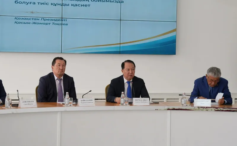 Дөңгелек үстел, Қызылорда, жаңа кітап, Қасым-Жомарт Тоқаев, Әділетті қоғамға – шыншыл сөз, сурет - Zakon.kz жаңалық 03.09.2026 21:13