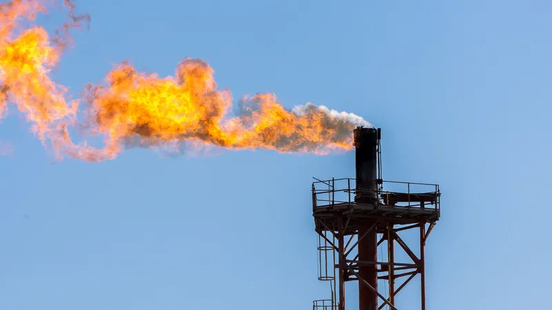 факельде газ өртеу , сурет - Zakon.kz жаңалық 03.09.2026 16:43