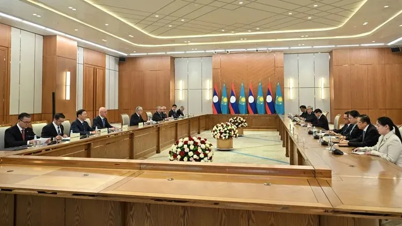 Мемлекет басшысы Қасым-Жомарт Тоқаев пен Лаос Халық Демократиялық Республикасының Президенті Тхонглун Сисулит кеңейтілген құрамда келіссөз жүргізді, деп хабарлайды Zakon.kz., сурет - Zakon.kz жаңалық 03.09.2026 15:44