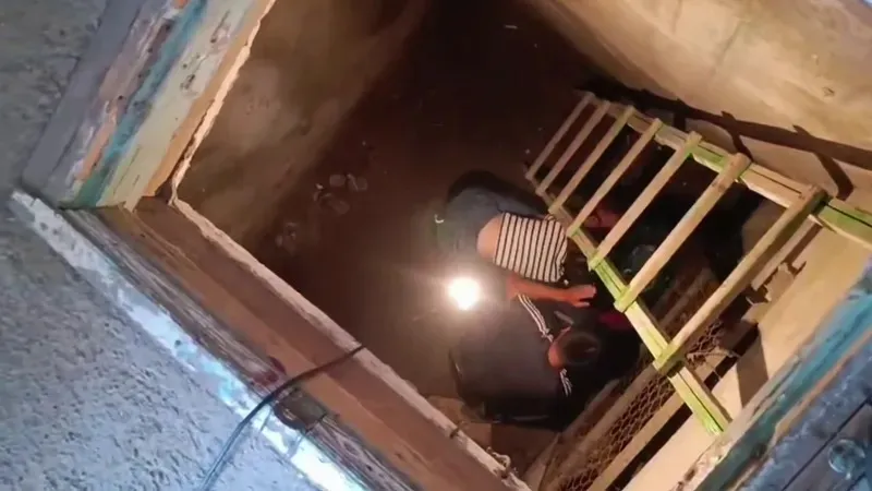 жертөлеге құлаған адамды құтқарды, сурет - Zakon.kz жаңалық 03.09.2026 09:17