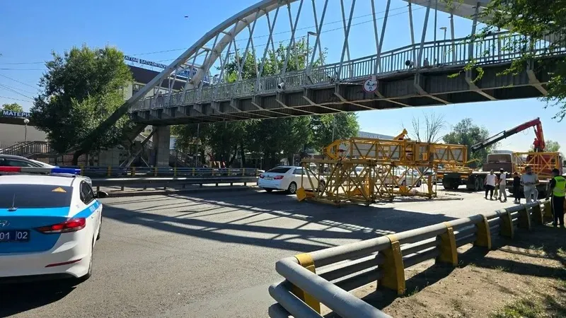 Жол апаты, Алматы, Рысқұлов, жүк көлігі, кран, көпір, құлау, кептеліс, сурет - Zakon.kz жаңалық 06.09.2026 15:59