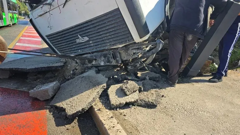 Олардың біреуі көліктен соңына дейін ұстап тұрып, онымен бірге таудан құлаған. , сурет - Zakon.kz жаңалық 08.09.2026 17:02
