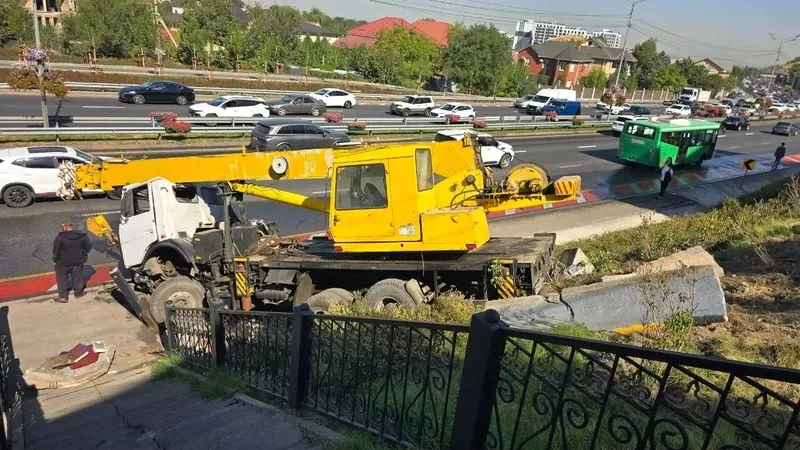 Алматыда автокран өздігінен жүріп кетіп, таудан құлады, сурет - Zakon.kz жаңалық 08.09.2026 17:02