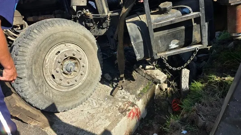 Алматыда автокран өздігінен жүріп кетіп, таудан құлады, сурет - Zakon.kz жаңалық 08.09.2026 17:02