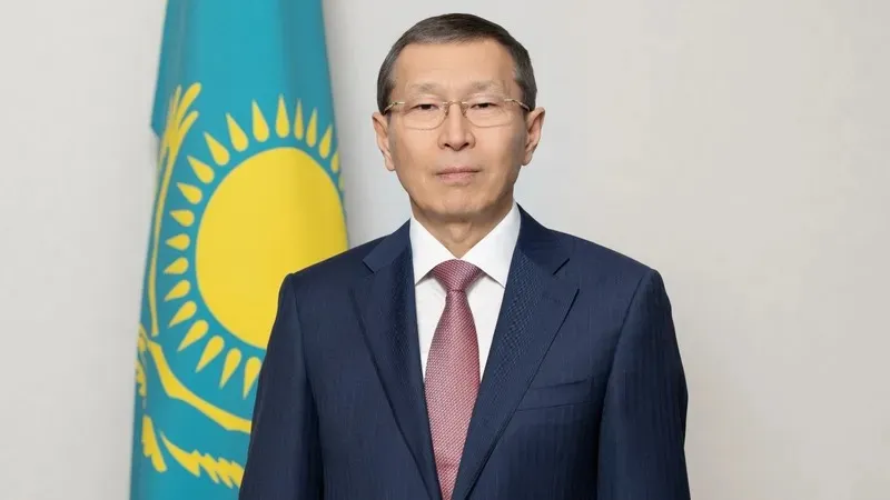 Тоқаев Нұрлан Әбдіровті Орталық сайлау комиссиясының төрағасы етіп тағайындады  Нұрлан Әбдіров Қазақстан Республикасы Орталық сайлау комиссиясының төрағасы қызметіне қайта тағайындалды. Ол бұл қызметті 2022 жылғы 25 қаңтардан бері атқарып келеді, деп хабарлайды Zakon.kz.  Тиісті Жарлыққа Қазақстан Президенті Қасым-Жомарт Тоқаев бүгін, 2026 жылғы 18 қыркүйекте қол қойды.  «Мемлекет басшысының Жарлығымен Әбдіров Нұрлан Мәжитұлы Қазақстан Республикасы Орталық сайлау комиссиясының төрағасы лауазымына тағайындалды», – делінген ресми хабарламада.  Нұрлан Әбдіров 1961 жылғы 12 қаңтарда дүниеге келген.  КСРО ІІМ Қарағанды жоғары мектебін, КСРО ІІМ Бүкілодақтық ғылыми-зерттеу институтының күндізгі адъюнктурасын (Мәскеу қаласы), сондай-ақ Дж. Маршалл атындағы Еуропалық қауіпсіздік мәселелерін зерттеу орталығында басшылық құрамға арналған төрт айлық курсты (Германия) бітірген.  Заңгер-құқықтанушы. Заң ғылымдарының докторы, профессор.  Еңбек жолы:  1982 жылғы қыркүйек – 1997 жылғы маусым – КСРО ІІМ Қарағанды жоғары мектебінде оқытушылық қызмет атқарды.  1997 жылғы маусым – 2000 жылғы мамыр – Қазақстан Республикасының Есірткіге бақылау жасау жөніндегі мемлекеттік комиссиясының хатшысы болды.  2000 жылғы мамыр – 2002 жылғы қыркүйек – Қазақстан Республикасының Нашақорлыққа және есірткі бизнесіне қарсы күрес агенттігі төрағасының орынбасары, Қазақстан Республикасы Әділет министрлігінің Нашақорлыққа және есірткі бизнесіне қарсы күрес комитеті төрағасының орынбасары қызметтерін атқарды.  2002 жылғы қыркүйек – 2005 жылғы маусым – мемлекеттік инспектор, Қауіпсіздік Кеңесі Хатшылығының қоғамдық және экологиялық қауіпсіздік бөлімінің меңгерушісі, Қазақстан Республикасы Қауіпсіздік Кеңесі Хатшылығы меңгерушісінің орынбасары болды.  2005 жылғы маусым – 2009 жылғы қыркүйек – Қауіпсіздік Кеңесі хатшысының орынбасары – Қазақстан Республикасы Қауіпсіздік Кеңесі Хатшылығының меңгерушісі қызметін атқарды.  2009 жылғы қыркүйек – 2020 жылғы тамыз – Қазақстан Республикасы Парламенті Мәжілісінің төртінші, бесінші және алтыншы шақырылымдарының депутаты, Заңнама және сот-құқықтық реформа комитетінің төрағасы болды.  2020 жылғы тамыз – 2020 жылғы қыркүйек – Қазақстан Республикасы Парламенті Сенатының депутаты болды.  2020 жылғы қыркүйек – 2022 жылғы қаңтар – Қазақстан Республикасы Парламенті Сенаты төрағасының орынбасары қызметін атқарды.  Қазақстан Республикасы Президентінің 2022 жылғы 25 қаңтардағы №784 Жарлығымен Қазақстан Республикасы Орталық сайлау комиссиясының төрағасы болып тағайындалған., сурет - Zakon.kz жаңалық 18.09.2026 10:12