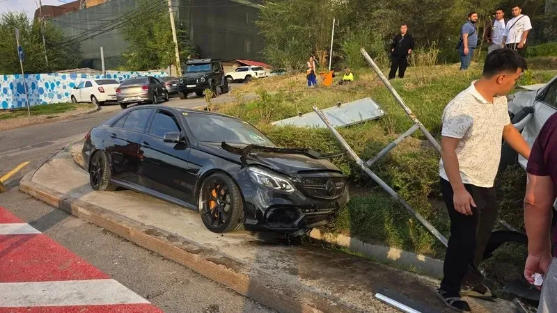Алматыда Mercedes бірнеше көлікпен соқтығысып, арыққа аударылды, сурет - Zakon.kz жаңалық 21.09.2026 17:30