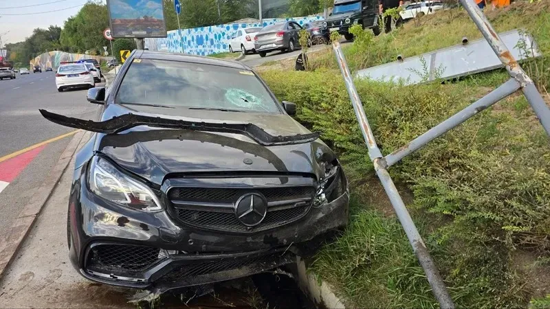 Алматыда Mercedes бірнеше көлікпен соқтығысып, арыққа аударылды