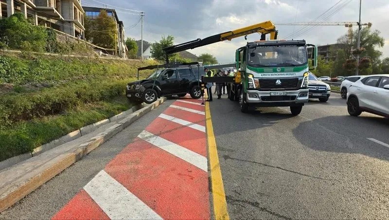 Алматыда Mercedes бірнеше көлікпен соқтығысып, арыққа аударылды, сурет - Zakon.kz жаңалық 21.09.2026 17:30