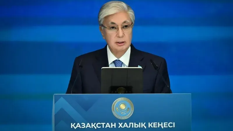 – Бұл – конституциялық мәртебесі бар, беделді лауазым. Сондықтан бұл лауазымға елге белгілі, халық пен биліктің арасында дәнекер болатын азамат келуге тиіс деп санаймын. Осының бәрін ескере отырып, мен Ерлан Жақанұлы Қошановтың кандидатурасын ұсынамын. Бұл азаматты бәріңіз жақсы білесіздер, жауапкершілігі жоғары, білікті, тәжірибесі мол тұлға. Ол мемлекеттік қызмет жүйесінде ұзақ жыл еңбек етті, бұл жұмысты абыроймен атқарды. Мәжіліс Төрағасы ретінде ауқымды реформаларды іске асыруға белсене атсалысты. Енді Халық Кеңесі Төрағасы ретінде табысты жұмыс істеп, қоғамдық келісімді нығайтуға мол үлес қосатынына күмәнім жоқ. Сондықтан Ерлан Жақанұлы Қошановтың кандидатурасына мұқият назар аударып, қолдайсыздар деп сенемін, – деді Қасым-Жомарт Тоқаев.  Сонымен қатар Президент консультативтік мекемеге кәсіби білігі жоғары мамандар, абырой-беделі зор, нағыз отаншыл азаматтар мүше болғанын айтты.  – Олардың қатарында жұртшылыққа белгілі тәжірибелі тұлғалар, мемлекет және қоғам қайраткерлері, кәсіпкерлер мен көптеген белсенді азаматтар бар. Құрылтайдың алғашқы отырысында айтып өткенімдей, ауқымды реформалардың арқасында мемлекеттік басқару ісіне жаңа, жасампаз, озық ойлы азаматтардың келуіне жол ашылды. Ел мүддесі үшін адал қызмет ету – зор мәртебе әрі қастерлі парыз. Осы орайда, Сіздерге – Халық Кеңесінің әрбір мүшесіне ерекше жауапкершілік жүктеліп отыр. Сіздер ел игілігі үшін табанды еңбек етіп, мемлекеттігімізді нығайтуға зор үлес қосасыздар деп сенемін. Ырысты ынтымағымызды, қоғамдық келісімді күшейту үшін белсенді түрде еңбек етесіздер деп ойлаймын, – деді Мемлекет басшысы.  Президент Қазақстан Халық Кеңесінің алдында тұрған міндеттерге ертең алғашқы сессияның негізгі отырысында кеңірек тоқталады.  Дауыс беру қорытындысы бойынша Ерлан Қошанов Қазақстан Халық Кеңесінің Төрағасы болып сайланды., сурет - Zakon.kz жаңалық 23.09.2026 15:30