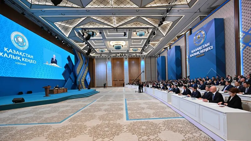Президент Қасым-Жомарт Тоқаев Қазақстан Халық Кеңесінің бірінші сессиясында тарихқа көзқарас, ұрпақ тәрбиесі және қоғамда жаңа этика қалыптастыру туралы айтты, деп хабарлайды Zakon.kz., сурет - Zakon.kz жаңалық 24.09.2026 12:47