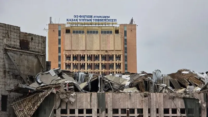 2026 жылғы 24 қыркүйекке қараған түні Алматыдағы Ө. А. Жолдасбеков атындағы Студенттер сарайының шатыры құлады. Әл-Фараби атындағы ҚазҰУ-дың баспасөз қызметі оқиғаның себебін түсіндірді, деп хабарлайды Zakon.kz., сурет - Zakon.kz жаңалық 24.09.2026 13:57