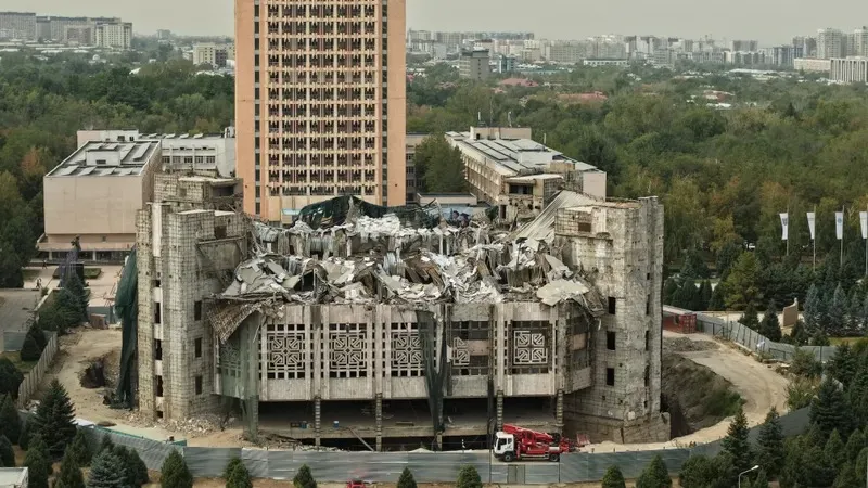 2026 жылғы 24 қыркүйекке қараған түні Алматыдағы Ө. А. Жолдасбеков атындағы Студенттер сарайының шатыры құлады. Әл-Фараби атындағы ҚазҰУ-дың баспасөз қызметі оқиғаның себебін түсіндірді, деп хабарлайды Zakon.kz., сурет - Zakon.kz жаңалық 24.09.2026 13:57