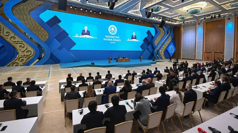 Президент Қасым-Жомарт Тоқаев Қазақстан Халық Кеңесінің бірінші сессиясында елдегі реформалар мен билік жүйесін жаңғырту жұмысы жалғасатынын айтты, деп хабарлайды Zakon.kz.