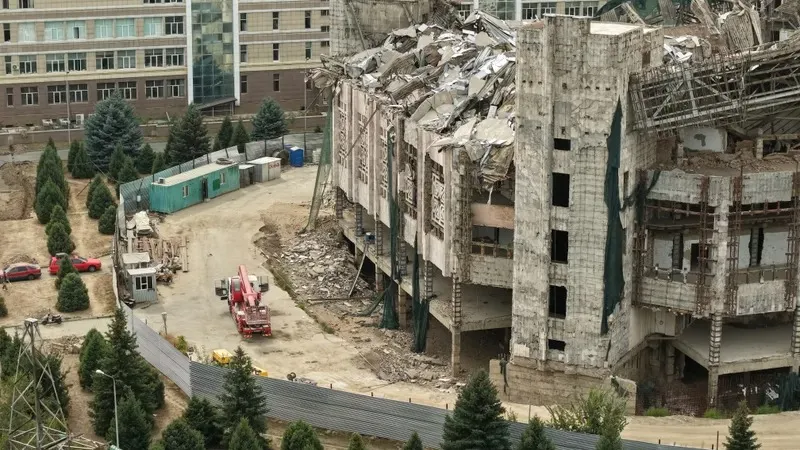 2026 жылғы 24 қыркүйекке қараған түні Алматыдағы Ө. А. Жолдасбеков атындағы Студенттер сарайының шатыры құлады. Әл-Фараби атындағы ҚазҰУ-дың баспасөз қызметі оқиғаның себебін түсіндірді, деп хабарлайды Zakon.kz., сурет - Zakon.kz жаңалық 24.09.2026 13:57