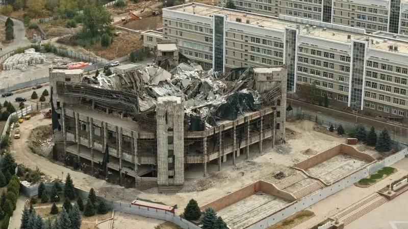 2026 жылғы 24 қыркүйекке қараған түні Алматыдағы Ө. А. Жолдасбеков атындағы Студенттер сарайының шатыры құлады. Әл-Фараби атындағы ҚазҰУ-дың баспасөз қызметі оқиғаның себебін түсіндірді, деп хабарлайды Zakon.kz., сурет - Zakon.kz жаңалық 24.09.2026 13:57