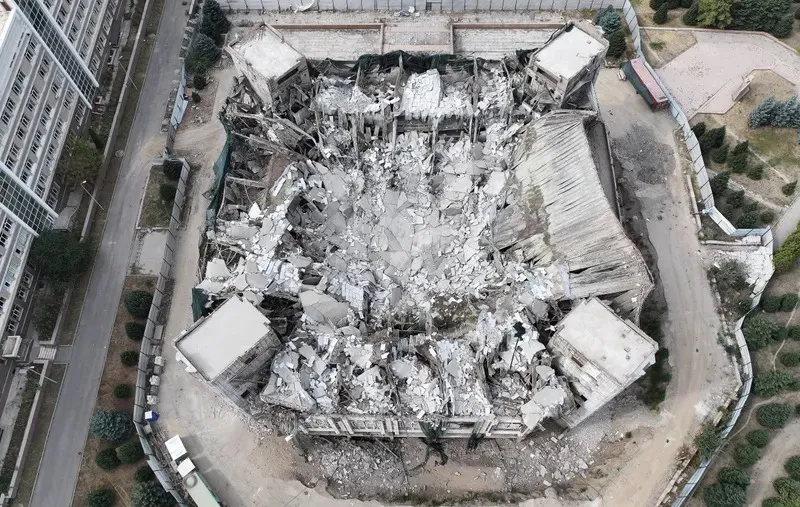 2026 жылғы 24 қыркүйекке қараған түні Алматыдағы Ө. А. Жолдасбеков атындағы Студенттер сарайының шатыры құлады. Әл-Фараби атындағы ҚазҰУ-дың баспасөз қызметі оқиғаның себебін түсіндірді, деп хабарлайды Zakon.kz., сурет - Zakon.kz жаңалық 24.09.2026 13:57