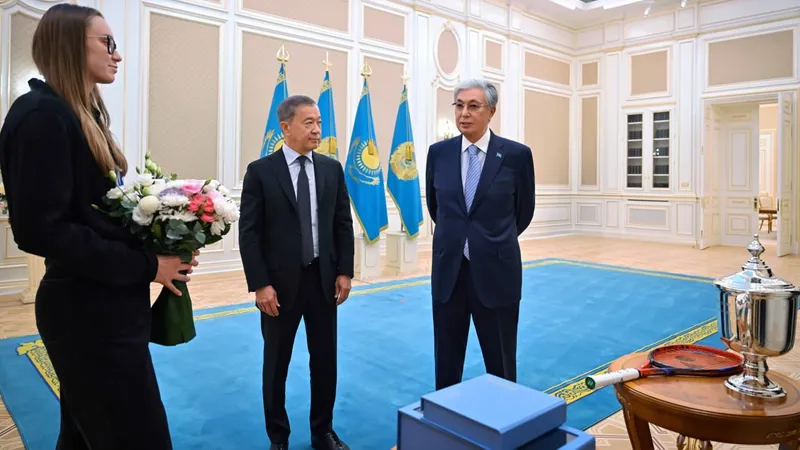 Президент Қасым-Жомарт Тоқаев теннисші Елена Рыбакинаны III дәрежелі "Барыс" орденімен марапаттады, деп хабарлайды Zakon.kz., сурет - Zakon.kz жаңалық 28.09.2026 13:03