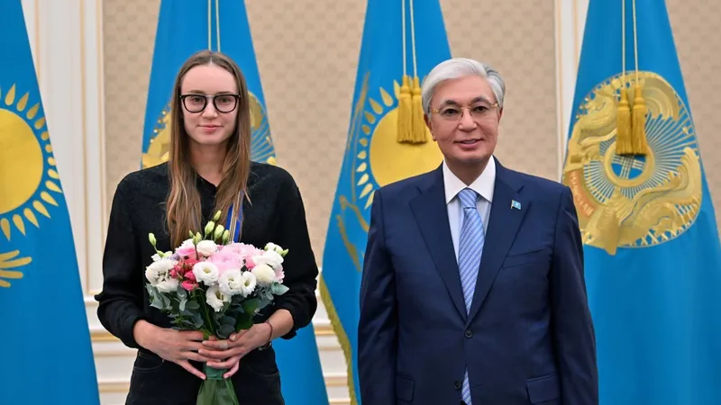 Президент Қасым-Жомарт Тоқаев теннисші Елена Рыбакинаны III дәрежелі "Барыс" орденімен марапаттады, деп хабарлайды Zakon.kz., сурет - Zakon.kz жаңалық 28.09.2026 13:03