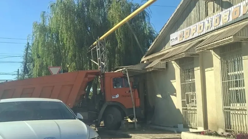 Оралда КАМАЗ дүкенге кіріп кетті, сурет - Zakon.kz жаңалық 30.09.2026 15:53