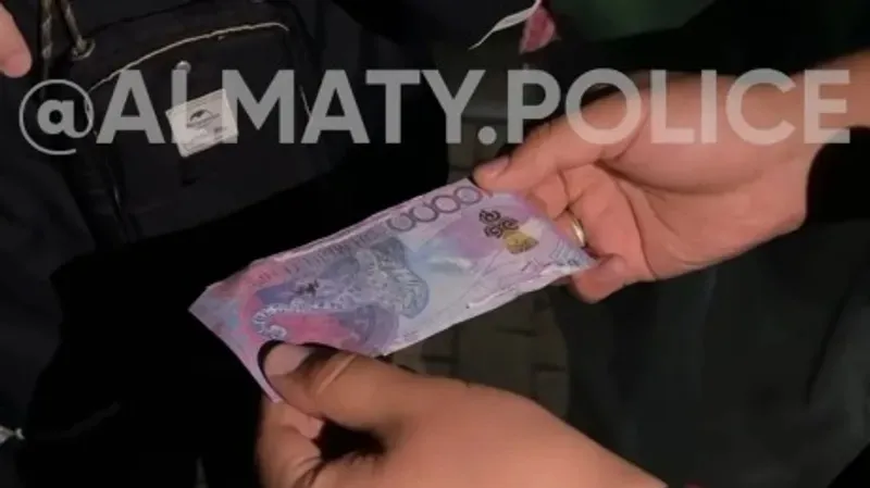 Алматыда самса сатып алған шетелдіктер полицияға жеткізілді, сурет - Zakon.kz жаңалық 30.09.2026 19:07