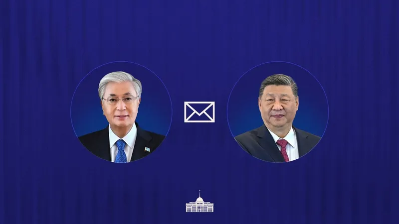 Қасым-Жомарт Тоқаев Си Цзиньпинді Қытай Халық Республикасының құрылғанына 77 жыл толуымен құттықтады.   – Ұлы Қытай тарихында жаңару мен жаңғырудың бірегей нышаны болған бұл күннің орны ерекше. Еліңіз өзіндік дәстүрі мен бай мәдениетін сақтап, даму мен экономикалық өрлеудің жарқын үлгісін көрсетіп келеді. Әсіресе, Қытайдың ғылыми-технология, инновация мен цифрлық экономика салаларындағы толағай жетістіктері жаһанды таңғалдырды, – деп жазылған жеделхатта.   Қасым-Жомарт Тоқаев екі ел арасындағы достық пен тату көршілікке негізделген мәңгі жан-жақты стратегиялық серіктестік тың қарқынмен дамып келе жатқанын атап өтті.   Сонымен қатар биыл Шанхайдағы жүздесу өзара ықпалдастықтың келешегіне деген ортақ көзқарасты бекемдеп, сан қырлы ынтымақтастықтың көкжиегін кеңейтуге жол ашқанына тоқталды.   Президент Қытай Төрағасының жауапты мемлекеттік қызметіне толайым табыс, ал достас Қытай халқына құт-береке тіледі., сурет - Zakon.kz жаңалық 01.10.2026 14:53