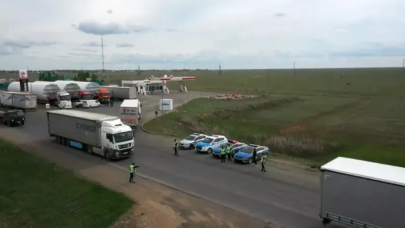Шекарадағы тәулік бойғы кезекшілік және 537 қосымша бак: Қазақстанда жанармайды заңсыз әкетуге қарсы күрес қалай жүріп жатыр