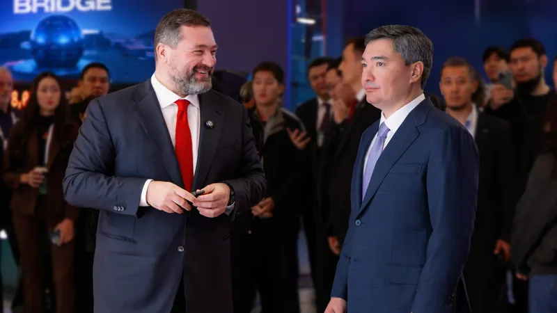 Михаил Ломтадзе Премьер-министрге Kasper AI-көмекшісінің мүмкіндіктерін көрсетті, сурет - Zakon.kz жаңалық 05.10.2026 14:17
