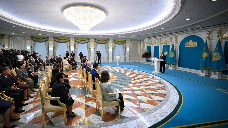 Президент Қасым-Жомарт Тоқаев елімізде педагог мамандығын таңдаған жастардың қатары артып келе жатқанын оң үрдіс деп бағалады. Биыл 12 мыңнан астам түлек педагогика мамандығы бойынша мемлекеттік грантқа ие болған. Олардың арасында екі мыңнан аса "Алтын белгі" иегері бар, деп хабарлайды Zakon.kz., сурет - Zakon.kz жаңалық 05.10.2026 14:41