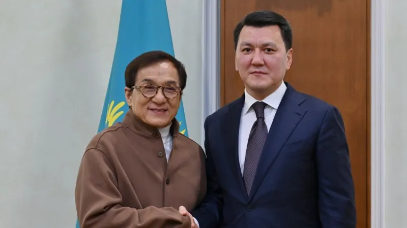 Ерлан Қарин Джеки Чанмен кездесті, сурет - Zakon.kz жаңалық 06.10.2026 22:05