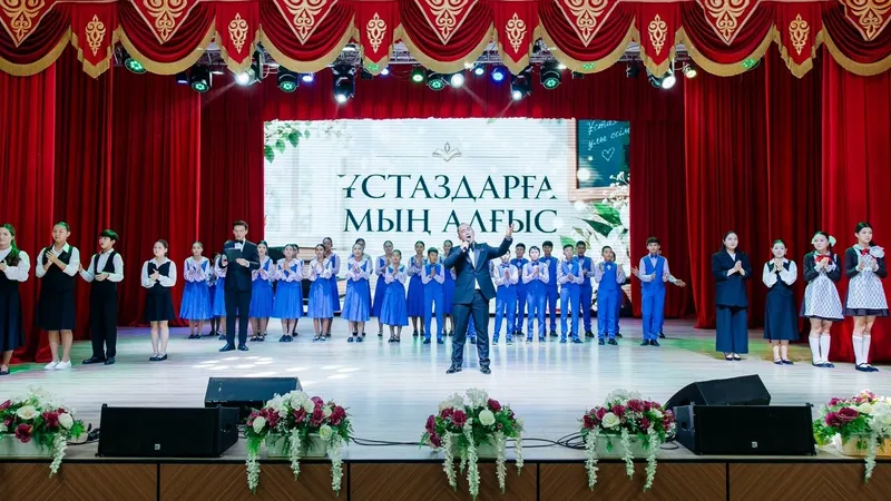Болат Ақшолақов Атырау облысының ұстаздарын Мұғалімдер күнімен құттықтады , сурет - Zakon.kz жаңалық 06.10.2026 12:23