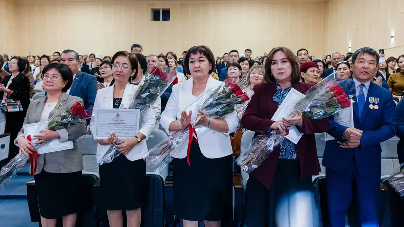 Болат Ақшолақов Атырау облысының ұстаздарын Мұғалімдер күнімен құттықтады , сурет - Zakon.kz жаңалық 06.10.2026 12:23