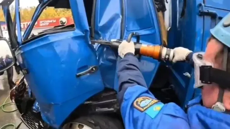 Павлодарда ер адам КамАЗ кабинасында қысылып қалды, сурет - Zakon.kz жаңалық 08.10.2026 19:14