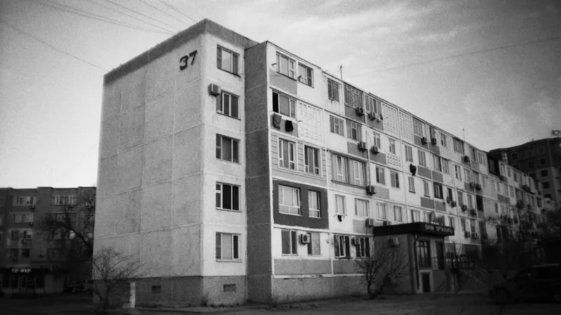 Оралда екі жасөспірім көпқабатты үйдің шатырынан құлап қаза тапты