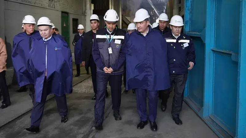 Олжас Бектенов Балқаш қаласындағы жүйе құраушы кәсіпорындардың жұмысымен танысты, сурет - Zakon.kz жаңалық 08.10.2026 14:47