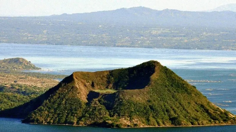Филиппинде Тааль жанартауы туристердің көз алдында атқылады, сурет - Zakon.kz жаңалық 09.10.2026 12:28