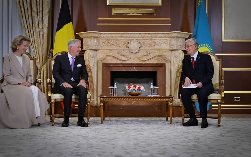 Тоқаев әуежай залында құрметті қонақтармен аз-кем әңгімелесті, сурет - Zakon.kz жаңалық 11.10.2026 22:20