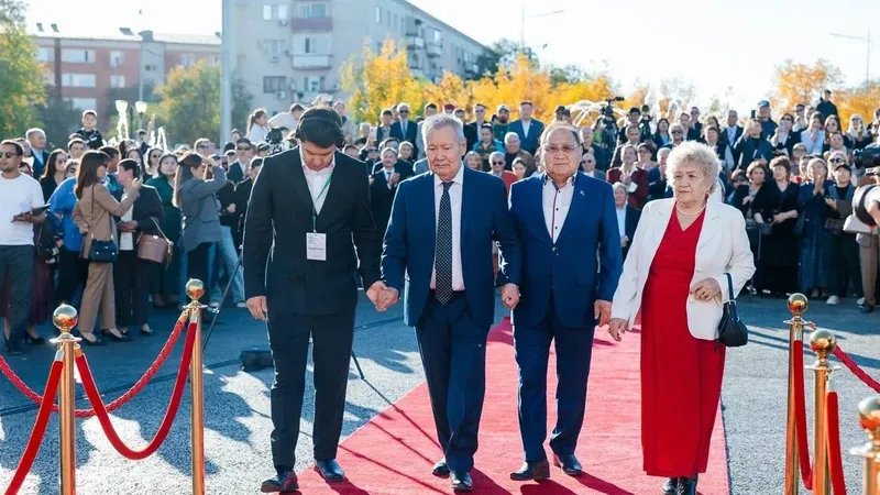 Атырауда Рахымжан Отарбаев атындағы ІІІ халықаралық театр фестивалі салтанатты түрде ашылды. Оған Қазақстанның, Қырғызстан мен Қарақалпақстанның 11 театры қатысады. , сурет - Zakon.kz жаңалық 13.10.2026 13:27