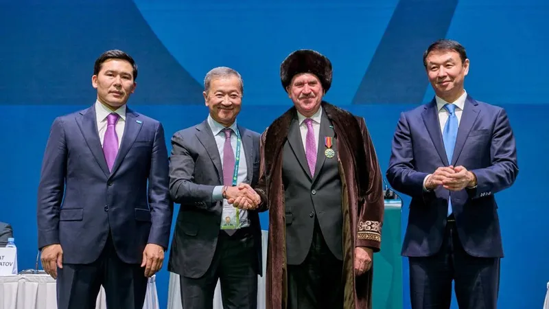 Ербол Мырзабосынов Мемлекет басшысының атынан World Tennis президентіне "Достық" орденін табыстады, сурет - Zakon.kz жаңалық 13.10.2026 16:38