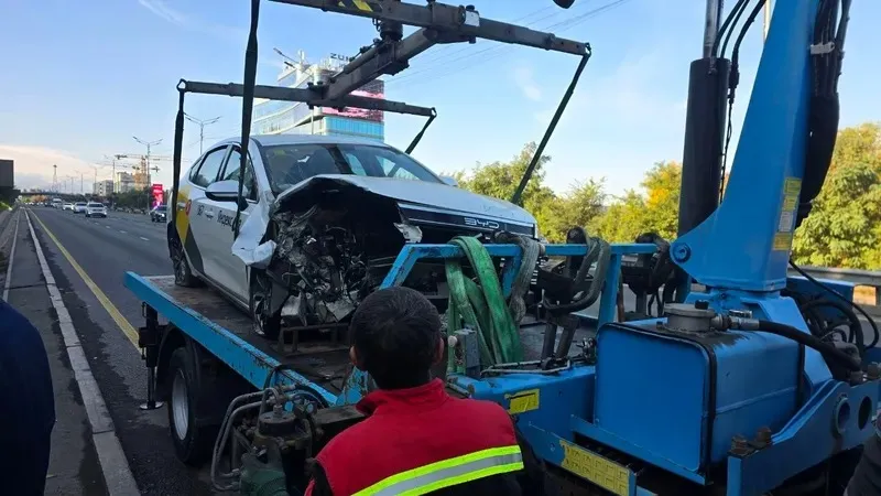 Алматыда такси арыққа түсіп, жолаушы зардап шекті, сурет - Zakon.kz жаңалық 15.10.2026 10:52