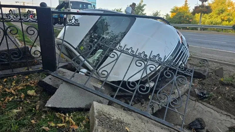 Алматыда такси арыққа түсіп, жолаушы зардап шекті, сурет - Zakon.kz жаңалық 15.10.2026 10:52