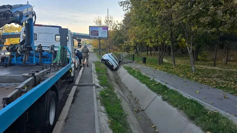 Алматыда такси арыққа түсіп, жолаушы зардап шекті, сурет - Zakon.kz жаңалық 15.10.2026 10:52