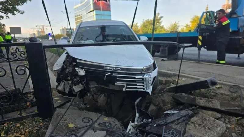 Алматыда такси арыққа түсіп, жолаушы зардап шекті, сурет - Zakon.kz жаңалық 15.10.2026 10:52