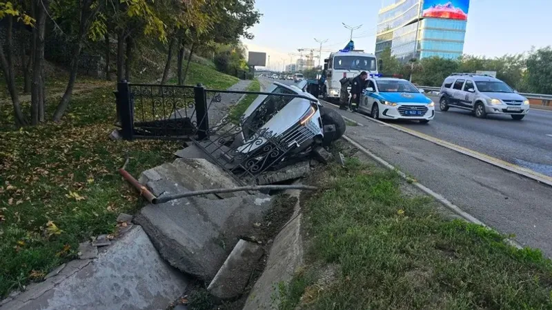 Алматыда такси арыққа түсіп, жолаушы зардап шекті, сурет - Zakon.kz жаңалық 15.10.2026 10:52